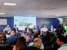 Painel sobre cidades inteligentes com autoridades e público no SmartCity Expo Curitiba