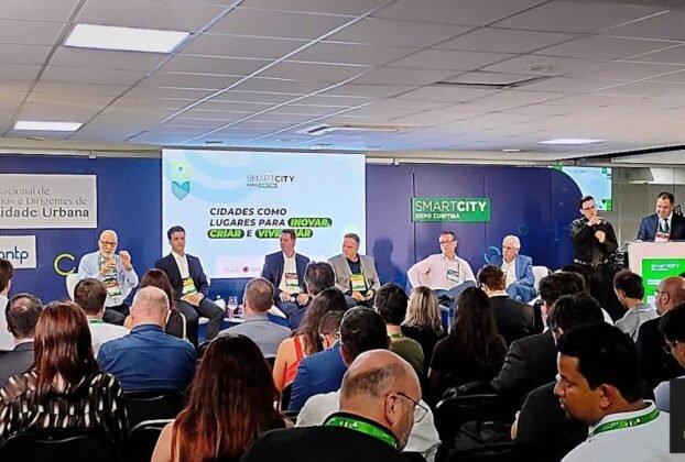 Painel sobre cidades inteligentes com autoridades e público no SmartCity Expo Curitiba