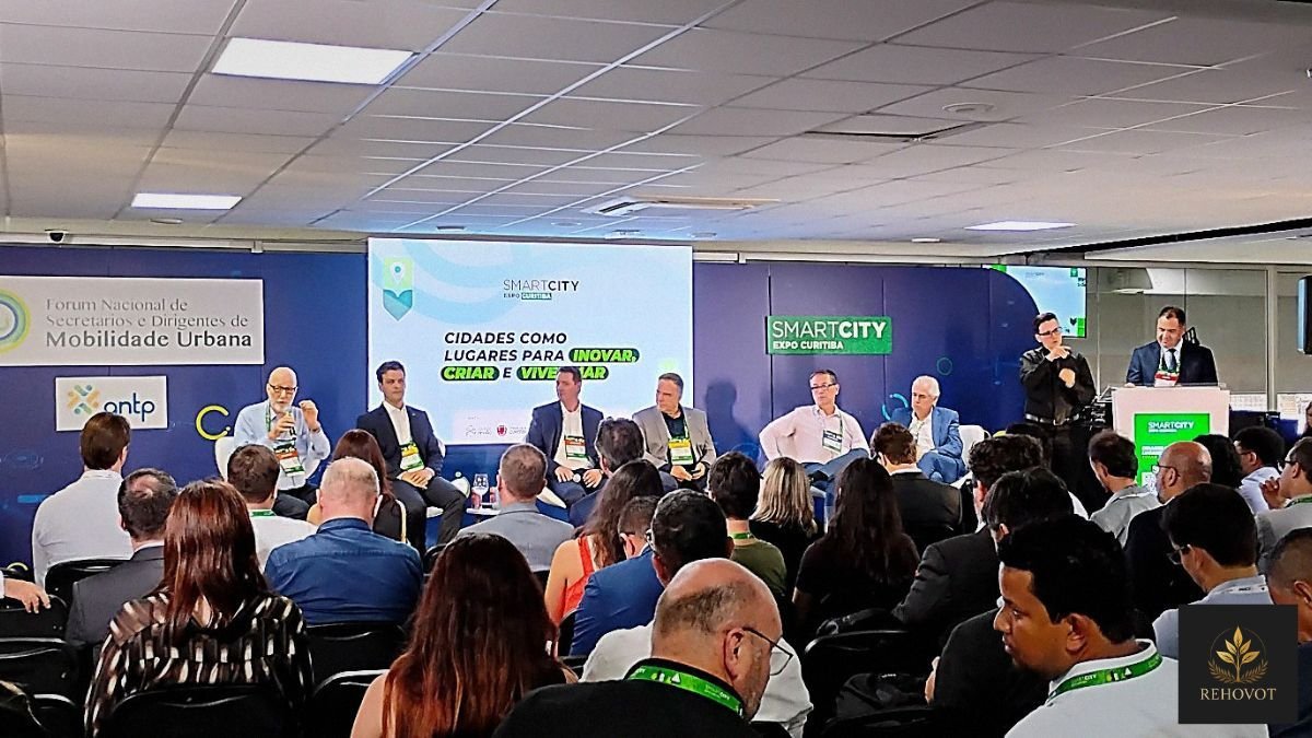 Painel sobre cidades inteligentes com autoridades e público no SmartCity Expo Curitiba
