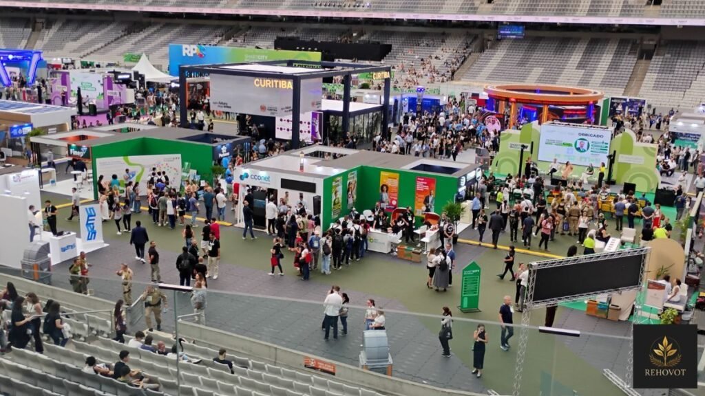 Área de exposição SmartCity com fluxo intenso de pessoas e interações