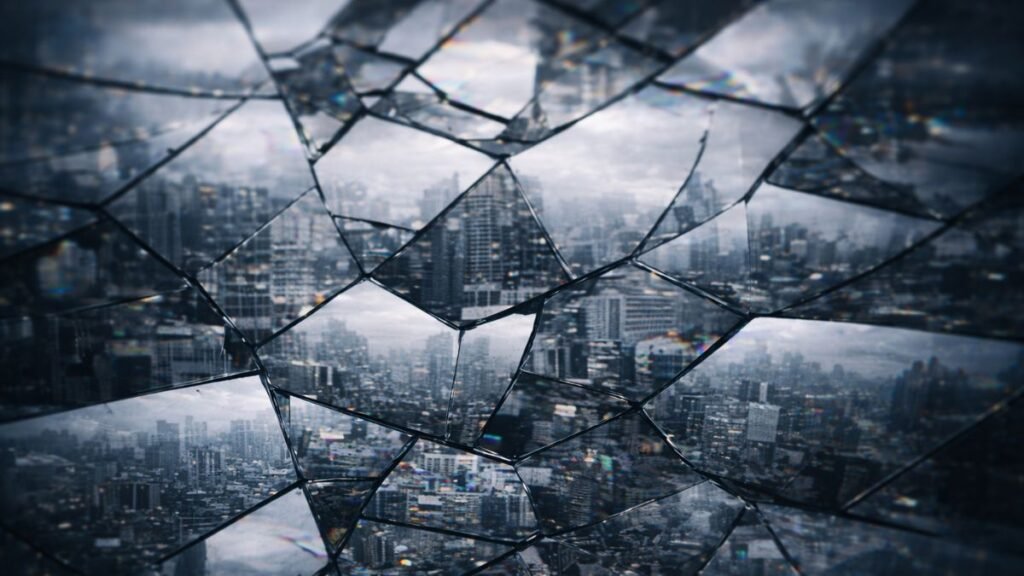 Decisão Estratégica Sob Incerteza É O Que Separa Quem Constrói De Quem Reage 2 Superfície espelhada fragmentada refletindo múltiplas versões distorcidas de um ambiente