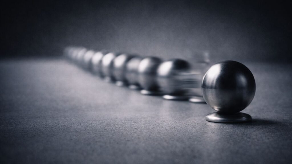 Decisão Estratégica Sob Incerteza É O Que Separa Quem Constrói De Quem Reage 3 Sequência de objetos idênticos alinhados enquanto apenas um permanece imóvel em primeiro plano