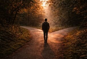 Pessoa diante de caminho com luz e sombra representando decisão