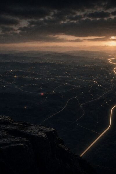 Executivo observando horizonte tecnológico complexo com múltiplos caminhos digitais ao amanhecer, simbolizando maturidade estratégica e capacidade construída na era da inteligência artificial.