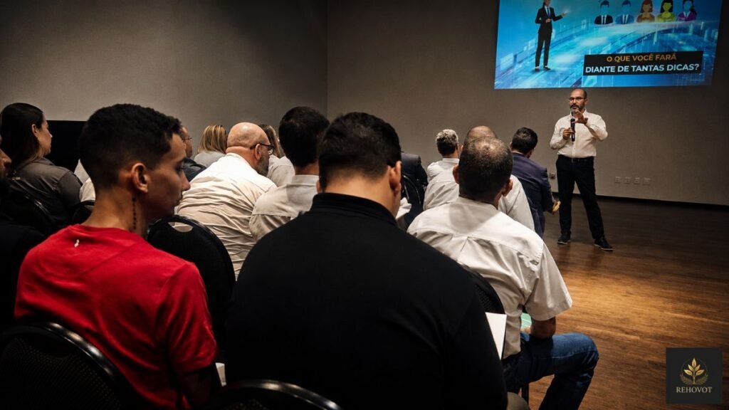 Palestrante conduzindo discussão sobre inteligência artificial, maturidade organizacional e comportamento do consumidor durante evento corporativo no Sincodiv-GO em Anápolis.
