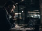 Executivo analisando dados sob pressão em ambiente corporativo